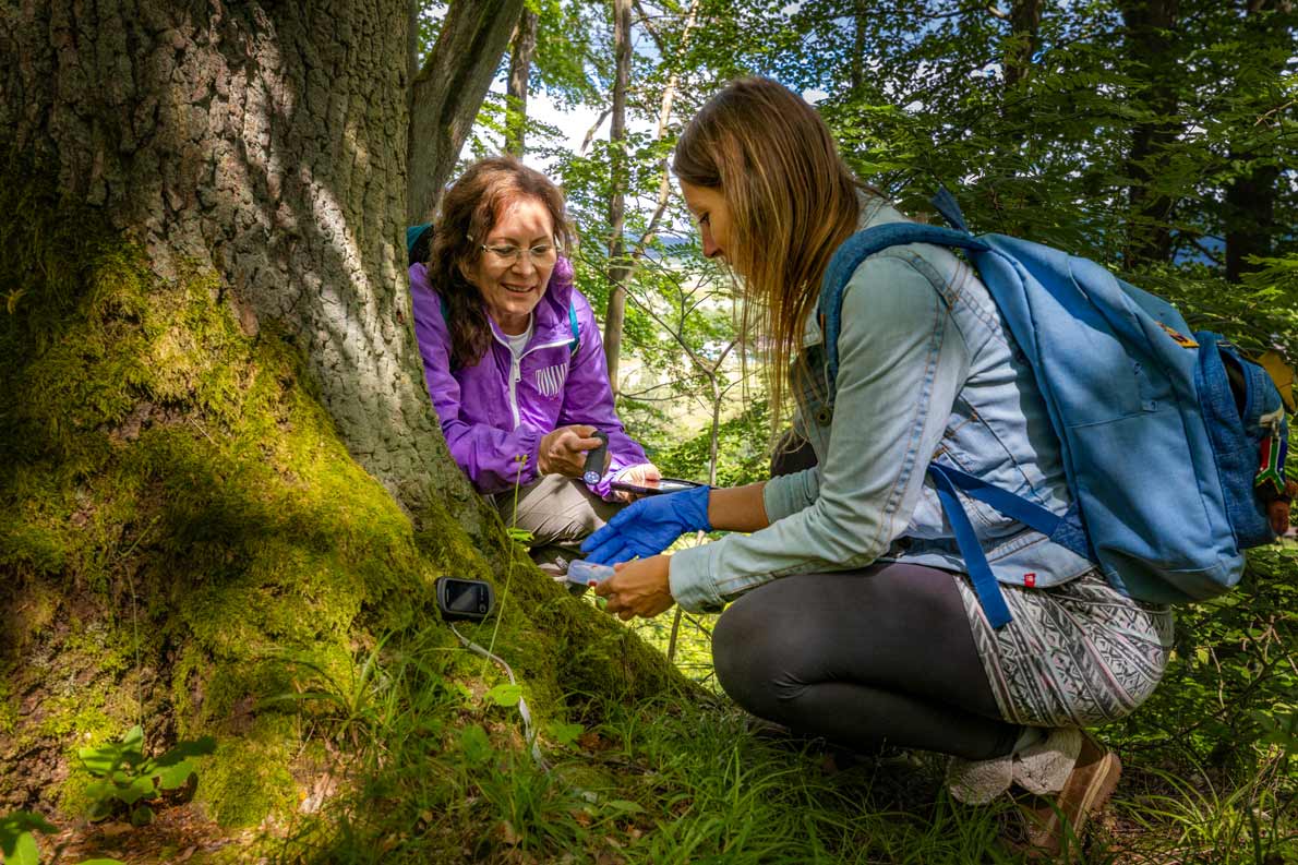 Um auf Nummer sicher zu gehen, empfiehlt es sich vor allem in der Natur oder im Gelände, ein richtiges Outdoor-GPS-Gerät zu benutzen, da ihr eventuell mit einem Handy Empfangsprobleme haben könntet. Außerdem sind solche Geräte gerade für den harten Outdoor-Einsatz konzipiert, und das Display lässt sich auch bei voller Sonneneinstrahlung problemlos nutzen.