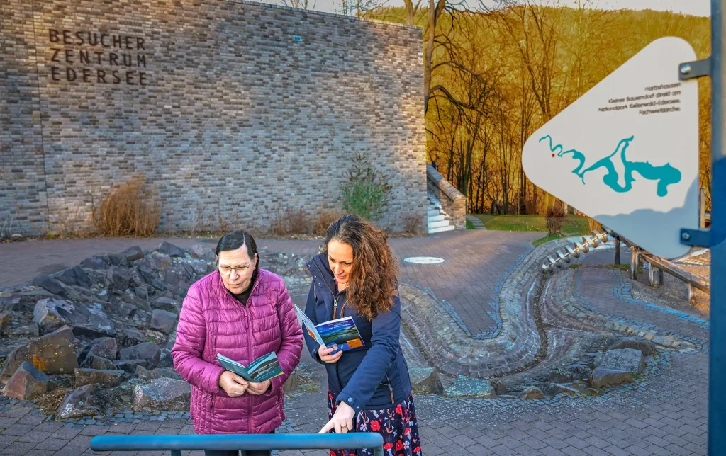 Zwei Damen lösen einen Ederseekrimi -