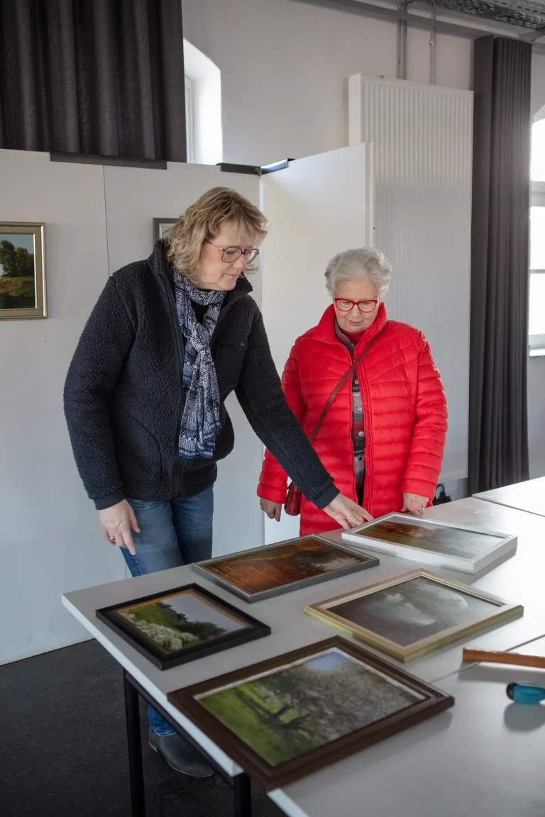 Zwei Personen begutachten Kunst im Schloss Friedrichstein