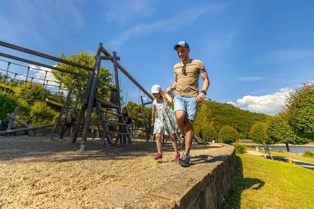 Ein Vater mit seinem Kind auf dem Spielplatz