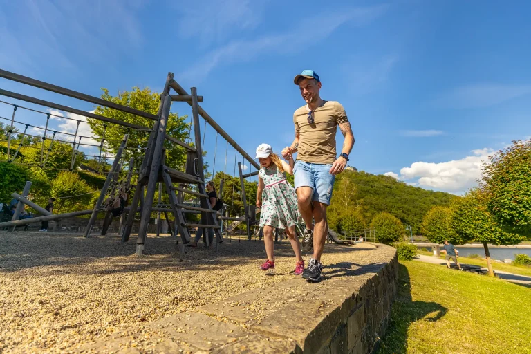 Ein Vater mit seinem Kind auf dem Spielplatz
