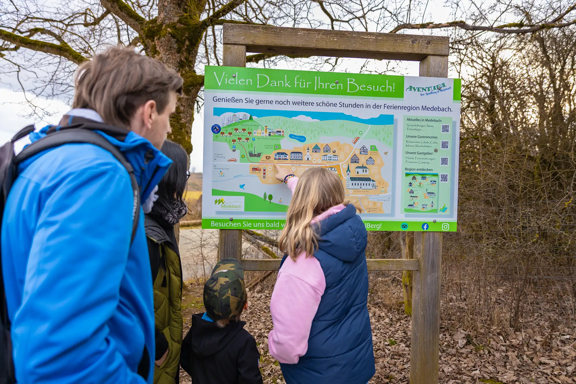 Action for kids in real life – in Medebach! 2 Paula und Theo zeigen Mama und Papa an der Schautafel, wo sie schon überall waren und wo sie gern noch hin möchten.