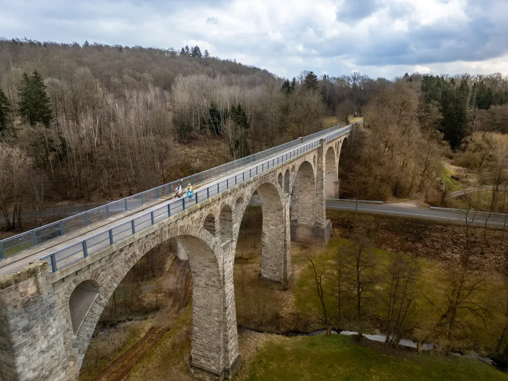 Ein Radweg auf einem Aquädukt
