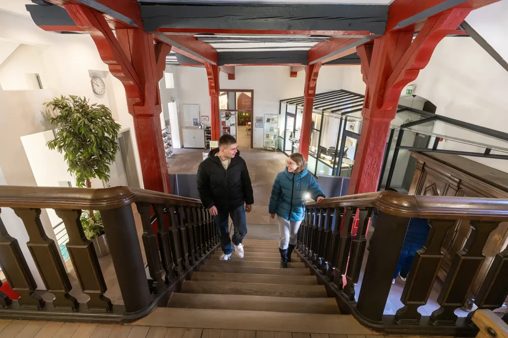 Zwei Personen gehen eine Treppe in Volkmarsen hinauf