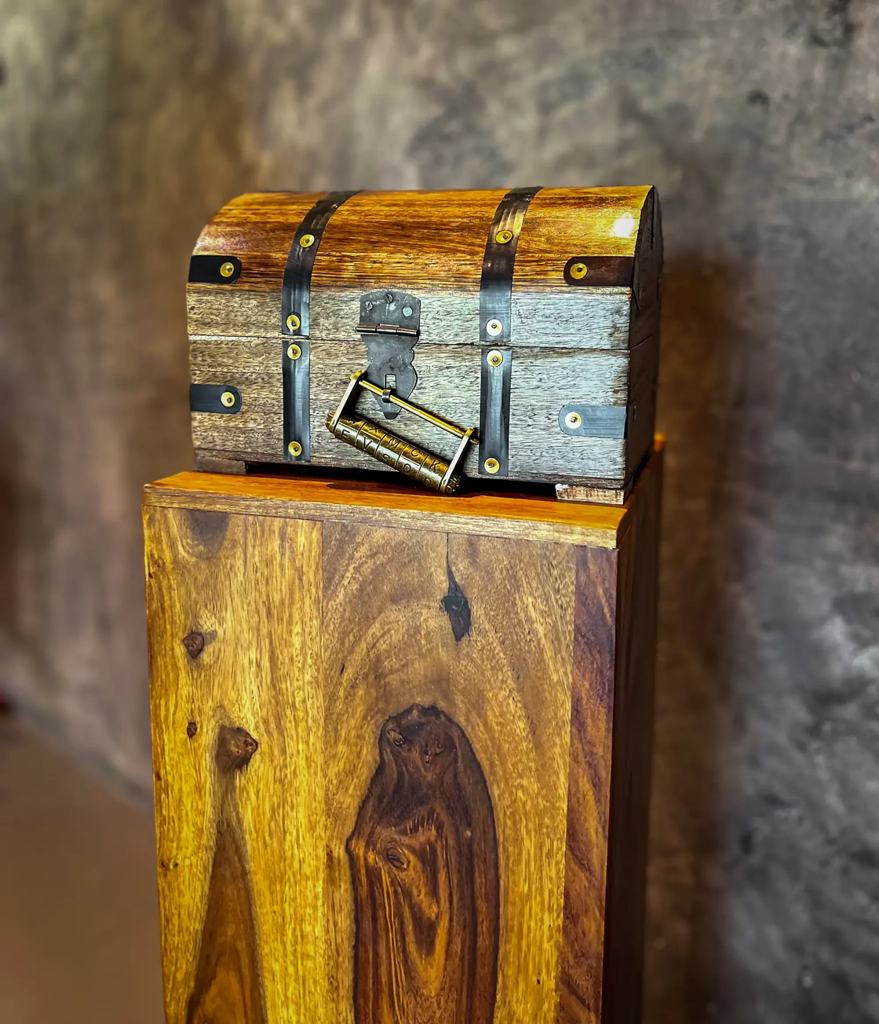 Die geheimnisvolle Schatzkiste steht in der Touristeninformation an der Sperrmauer und beinhaltet eine kleine Überraschung für die Ederseekrimi-Detektive, die alle vier Edersee-Atlantis-Fälle lösen.