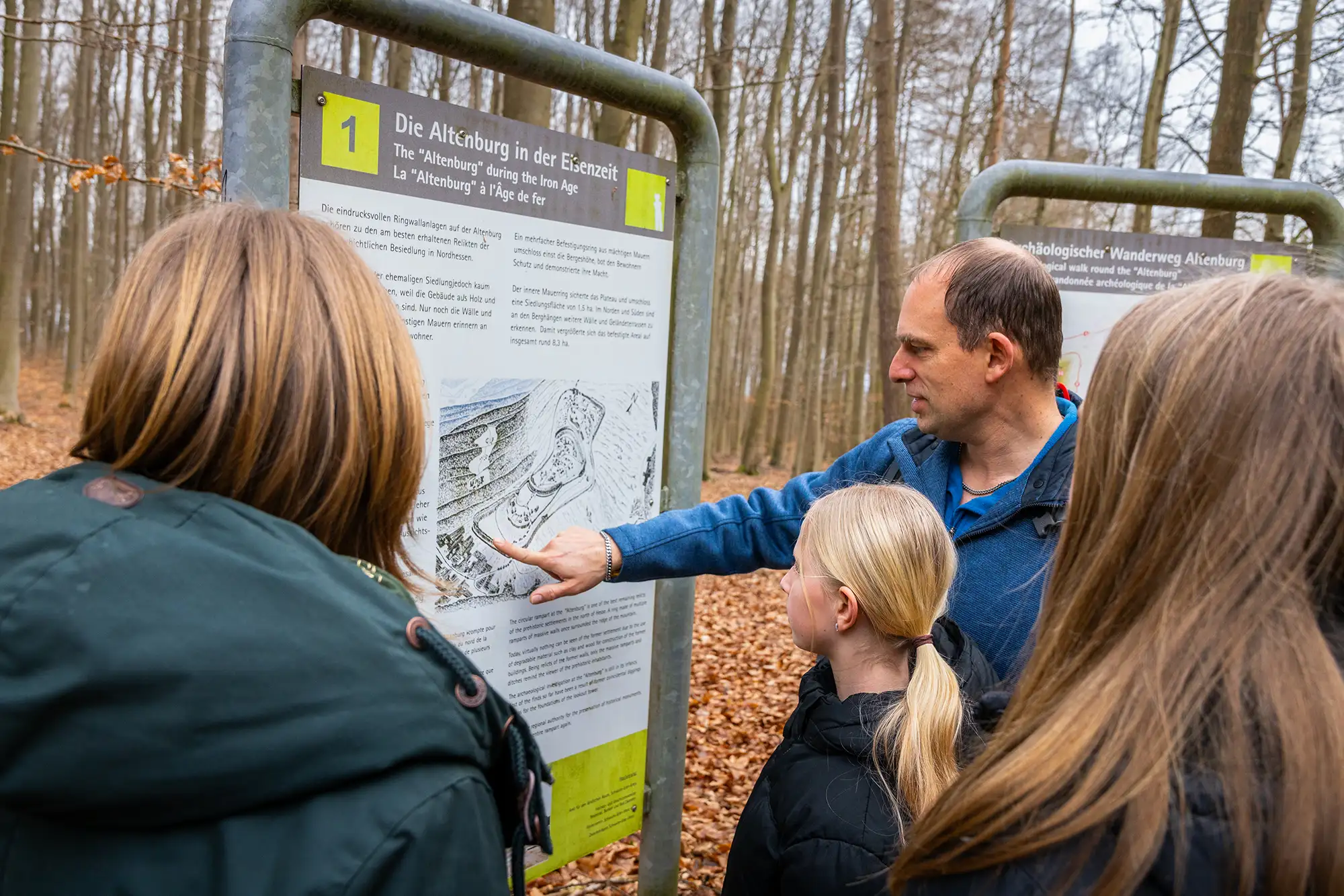 Eine Familie vor einem Infoschild auf dem Keltenweg