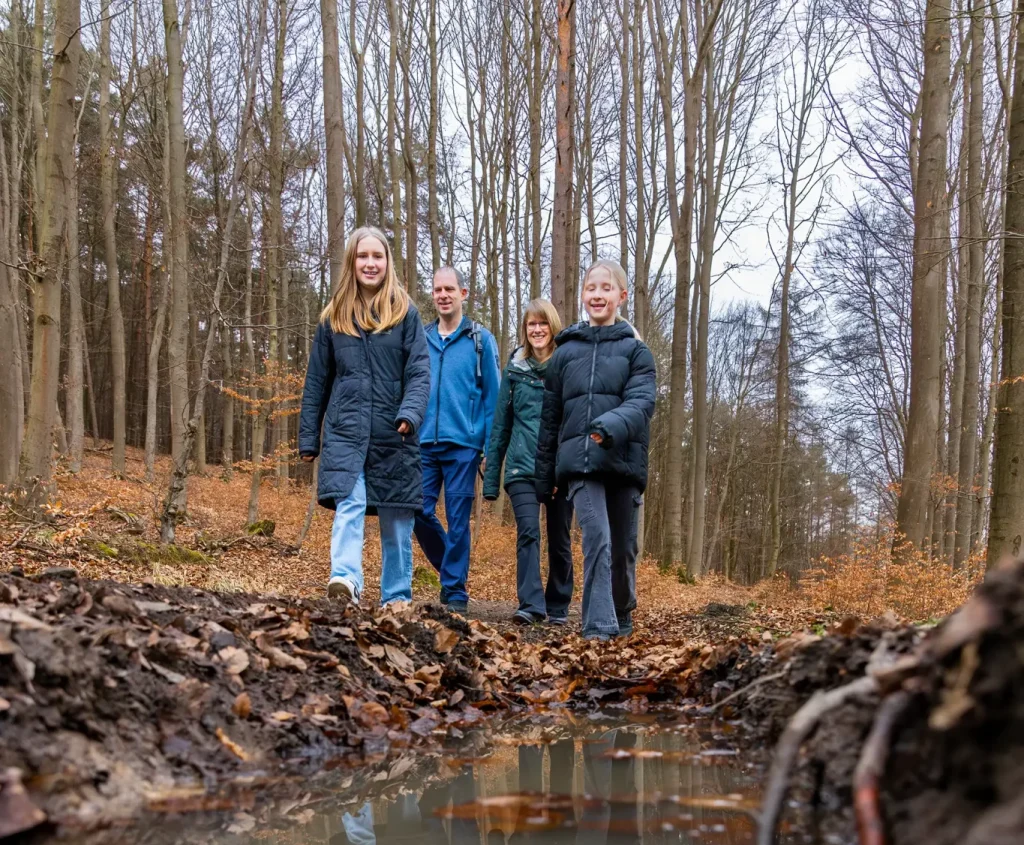 Eine Familie läuft durch den Wald