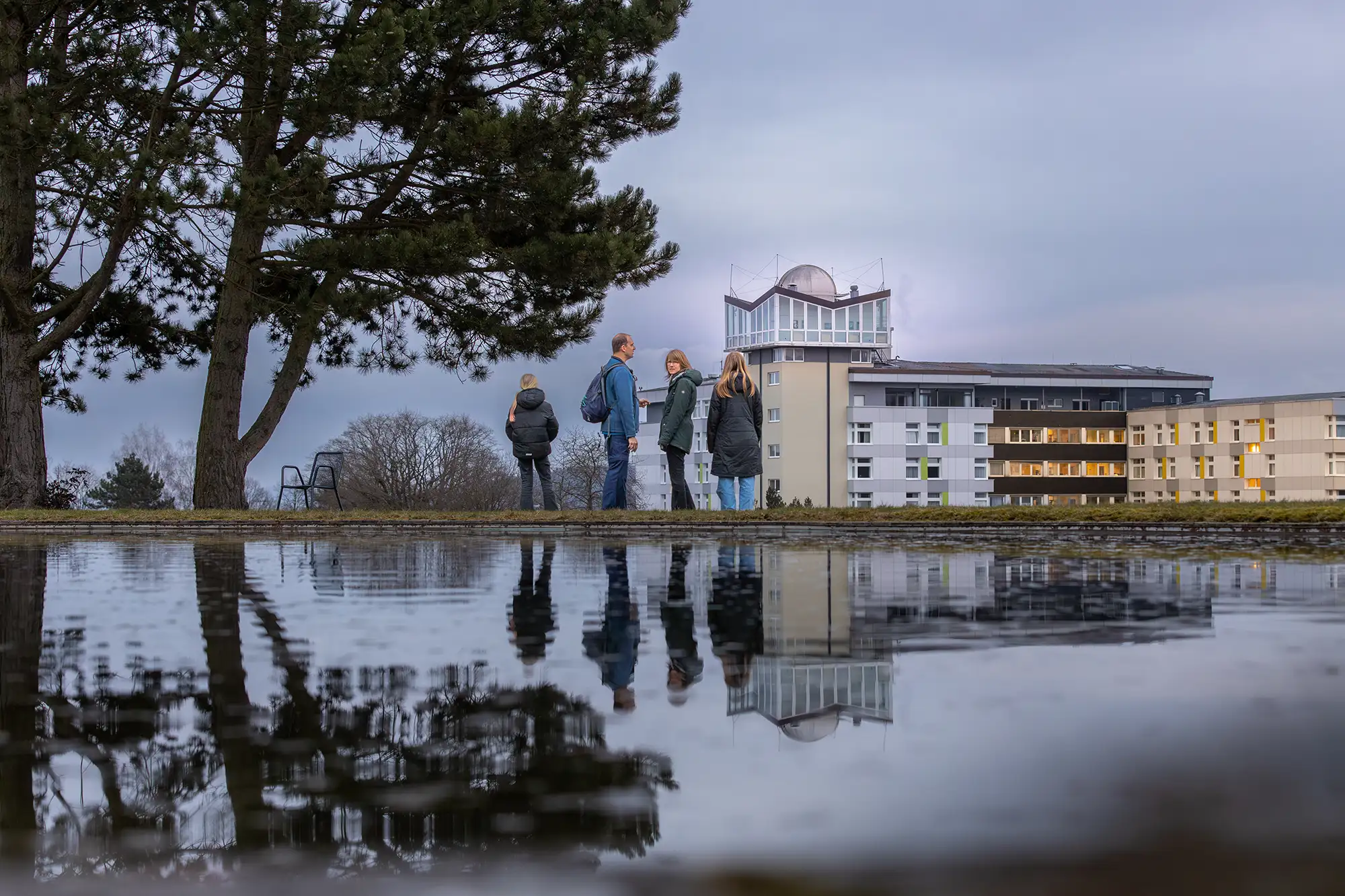 Eine Familie vor der Sternenwarte Bad Zwesten