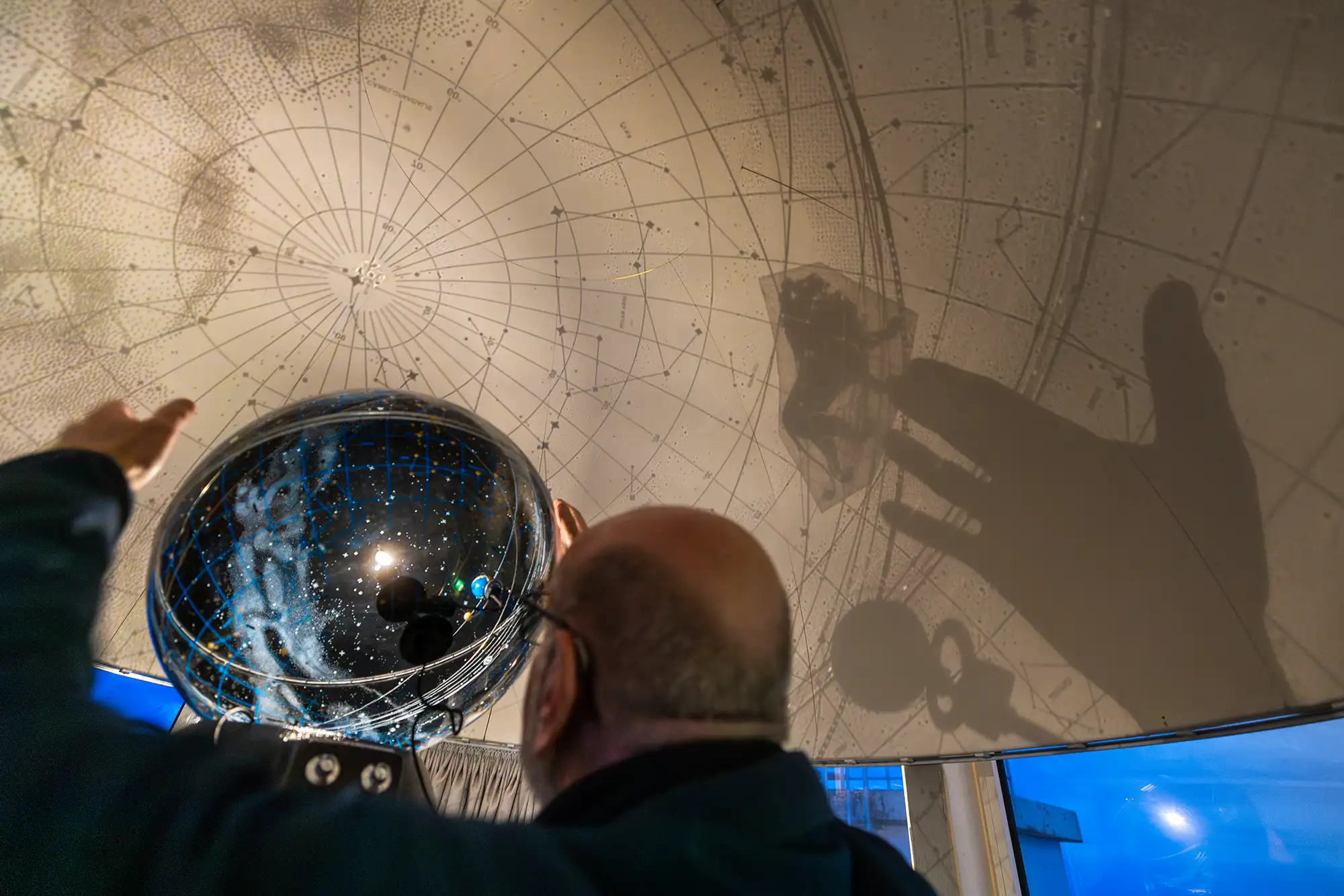 Die Decke einer Sternenwarte mit einer Sternkarte