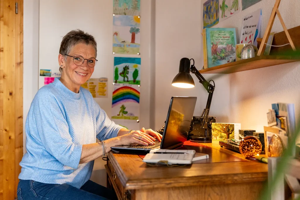 Autorin Dagmar Grieneisen sitzt an ihrem Schreibtisch am Laptop
