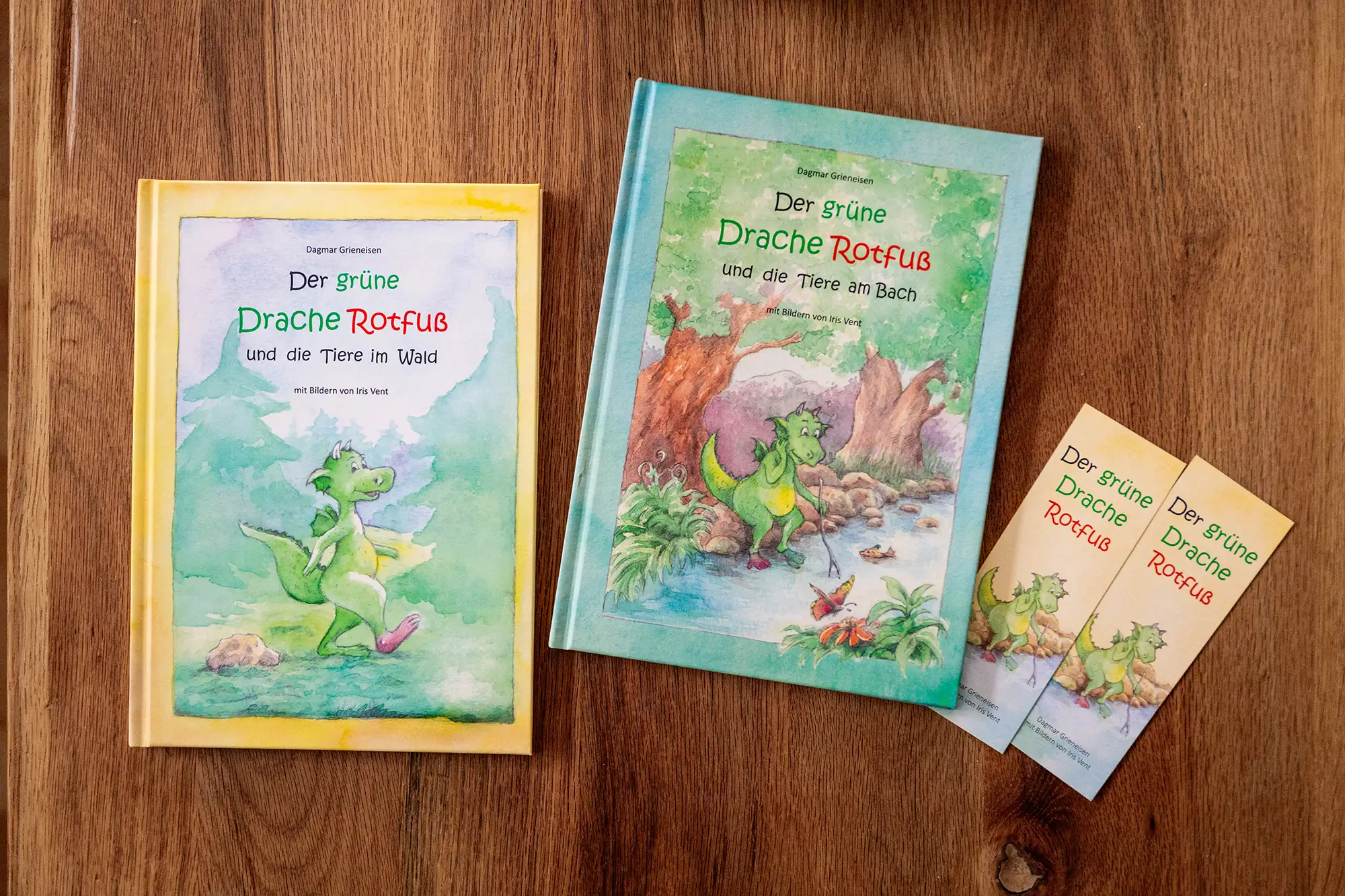 Drei Bücher mit dem Titel "Der grüne Drache Rotfuß" auf einem Tisch