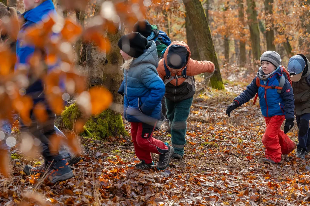 Kinder spielen im Wald