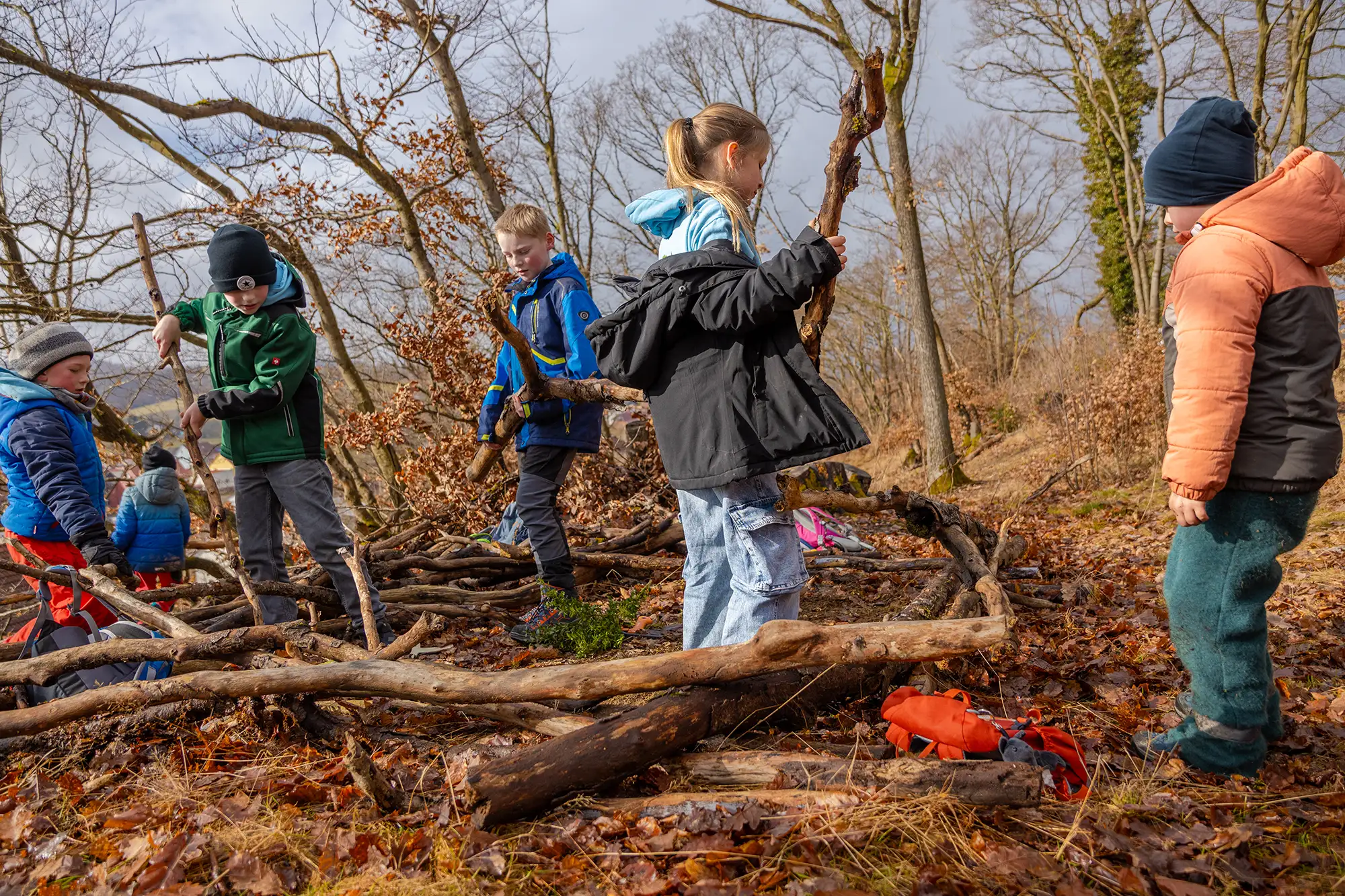 Kinder Spielen im Wald uns sammeln Stöcker.