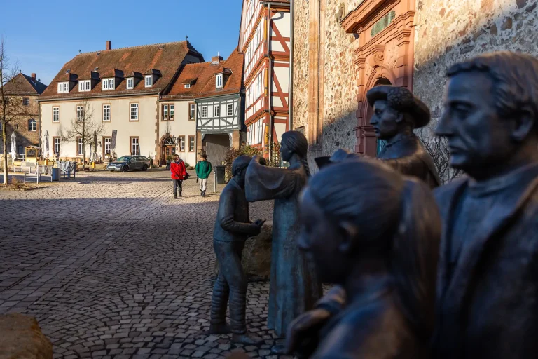 Zwei Personen besichtigen Schwalmstadt