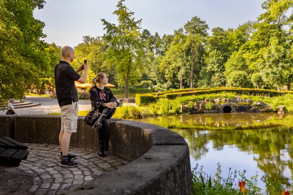Sarah und Marvin genießen die schöne Lanschaft im Ahnepark und machen Fotos
