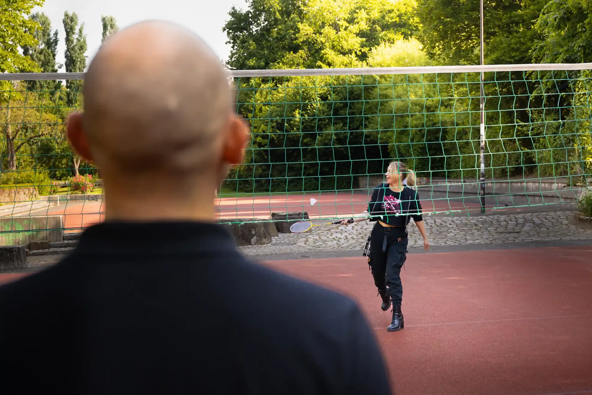 Zwei Leute haben Spaß beim Federball spielen im Ahnepark
