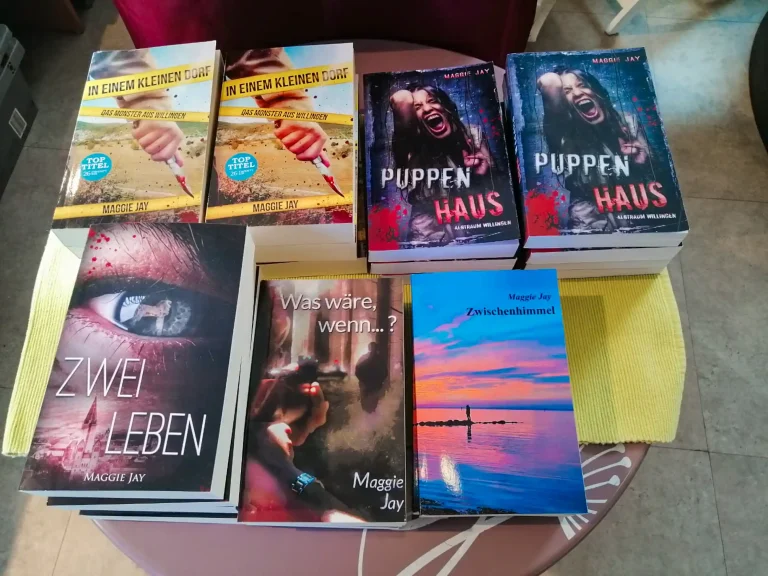 Verschiedene Bücher der Autorin Maggie Jay auf einem Tisch arrangiert.