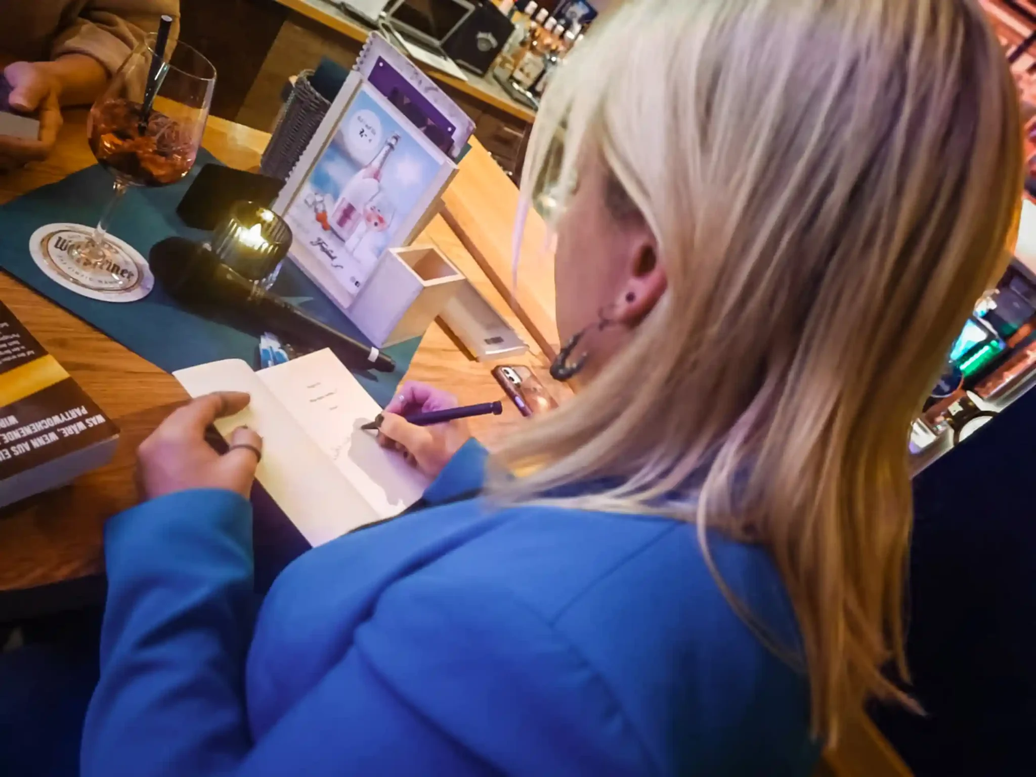 Maggie Jay – Von Willingen in die Welt 1 Autorin Maggie Jay beim Signieren eines Buches.