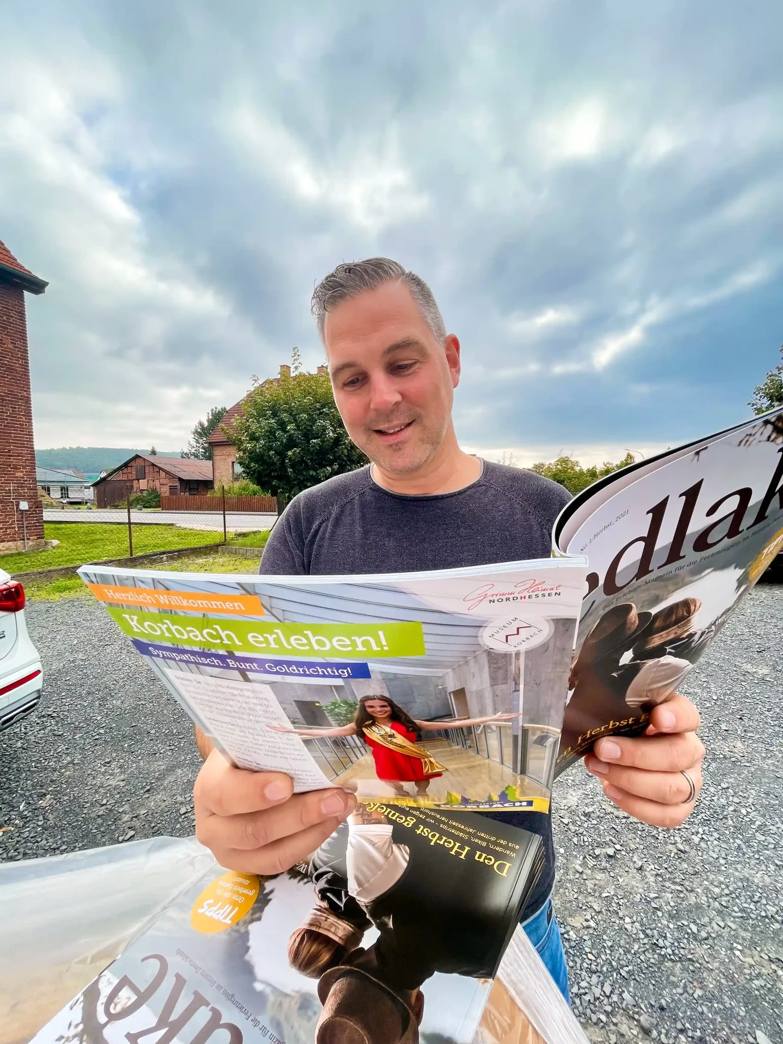 Marcus Brauer liest aufmerksam das edlake Magazin.