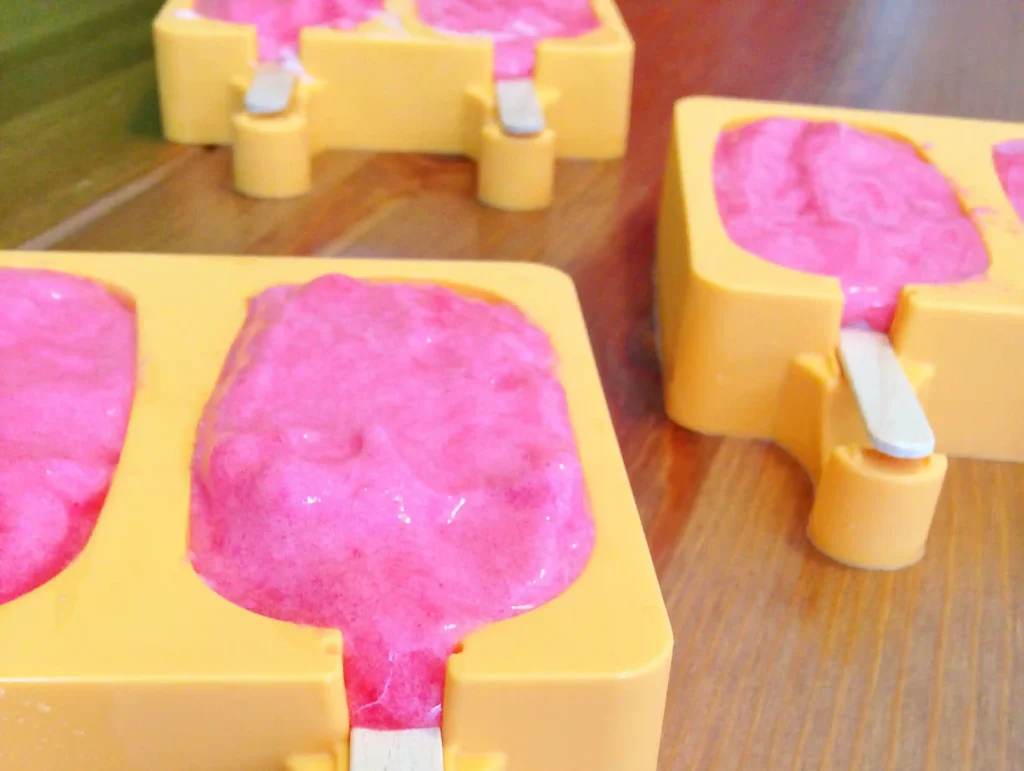 Hausgemachtes Eis in einer Silikon-Form, frisch zubereitet.