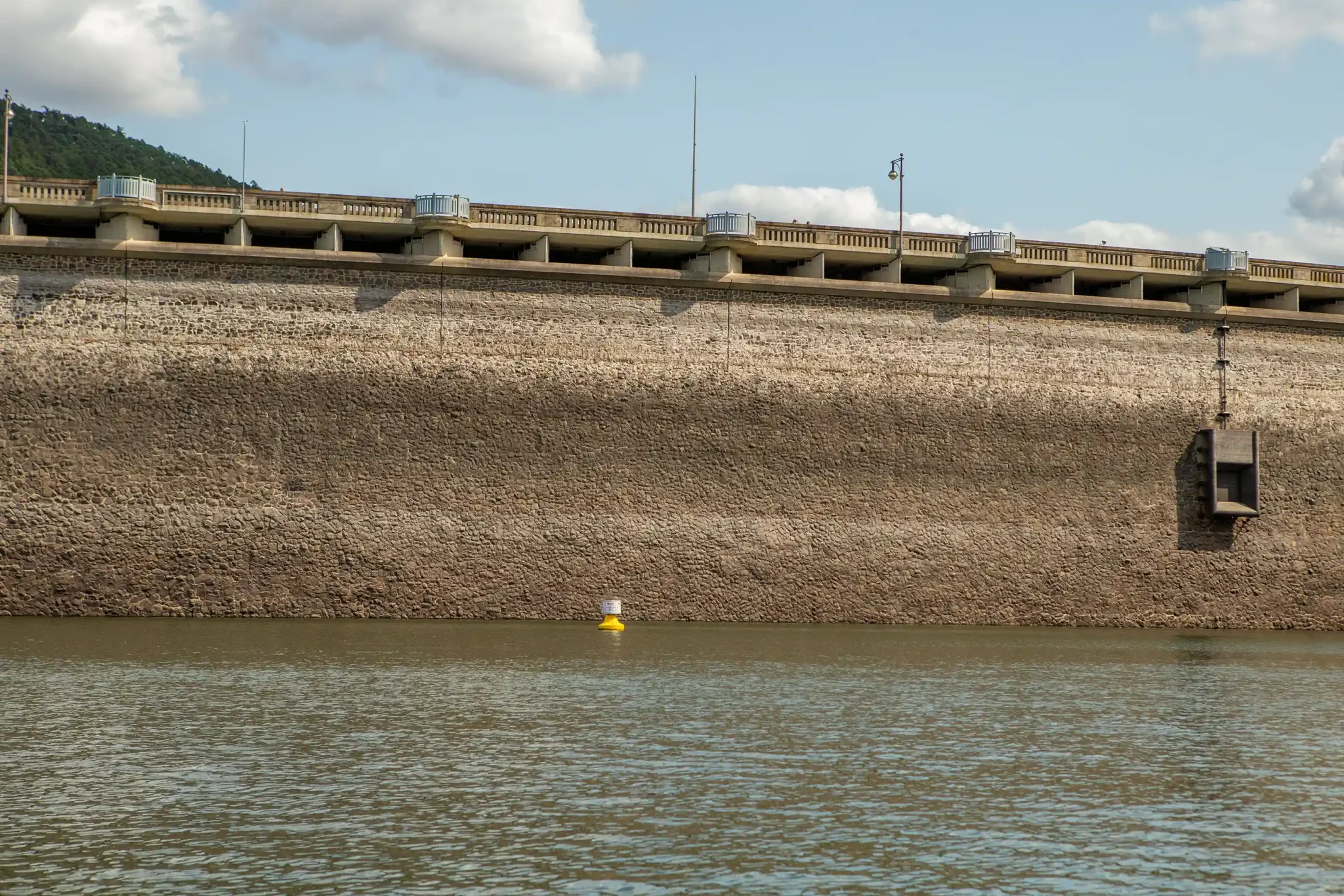 Sprengstoff für das Edertal 2 Niedriger Wasserstand der Edertalsperre zeigt das Loch in der Sperrmauer, das 1943 durch eine Bombe entstand. ©Marcus Brauer