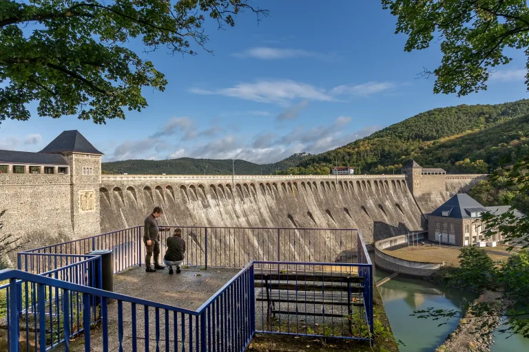 Herbstliche Edertalsperre von einer kleinen Aussichtsplattform aus gesehen, umgeben von bunten Bäumen. ©Marcus Brauer