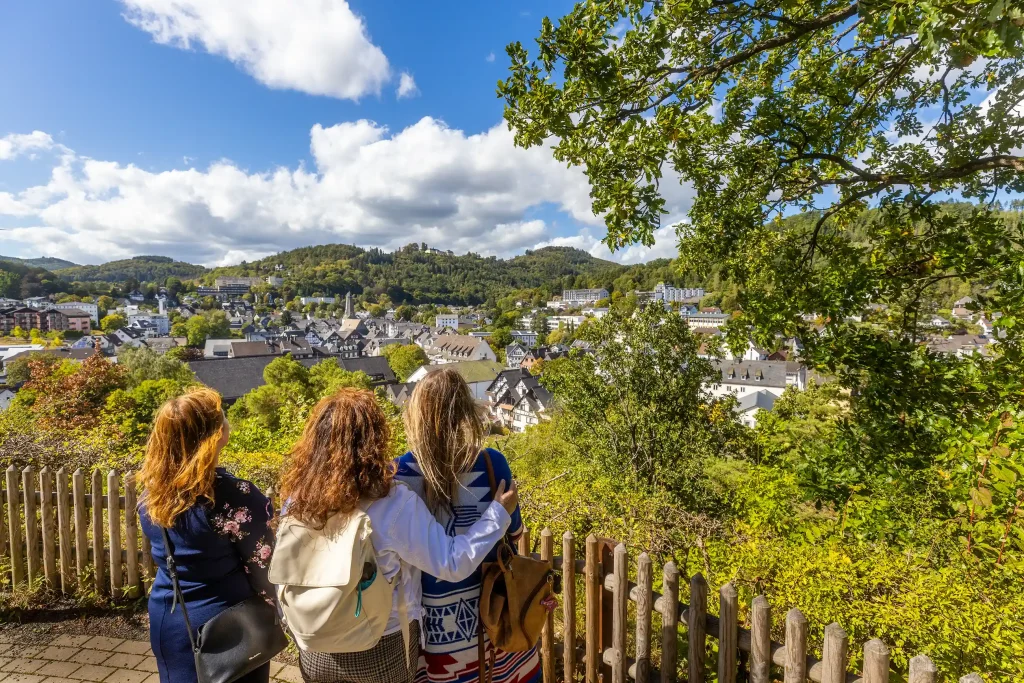 Drei Freundinnen schauen auf die Stadt Bad Laasphe.