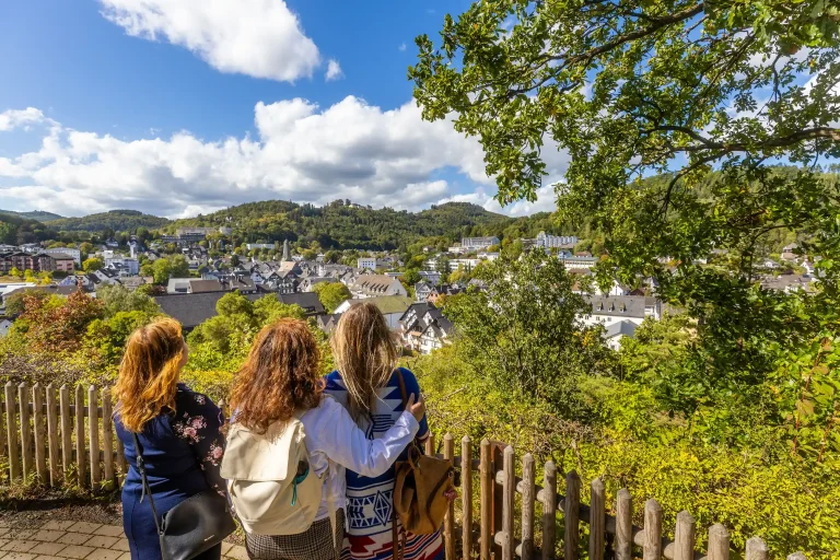 Drei Freundinnen schauen auf die Stadt Bad Laasphe.