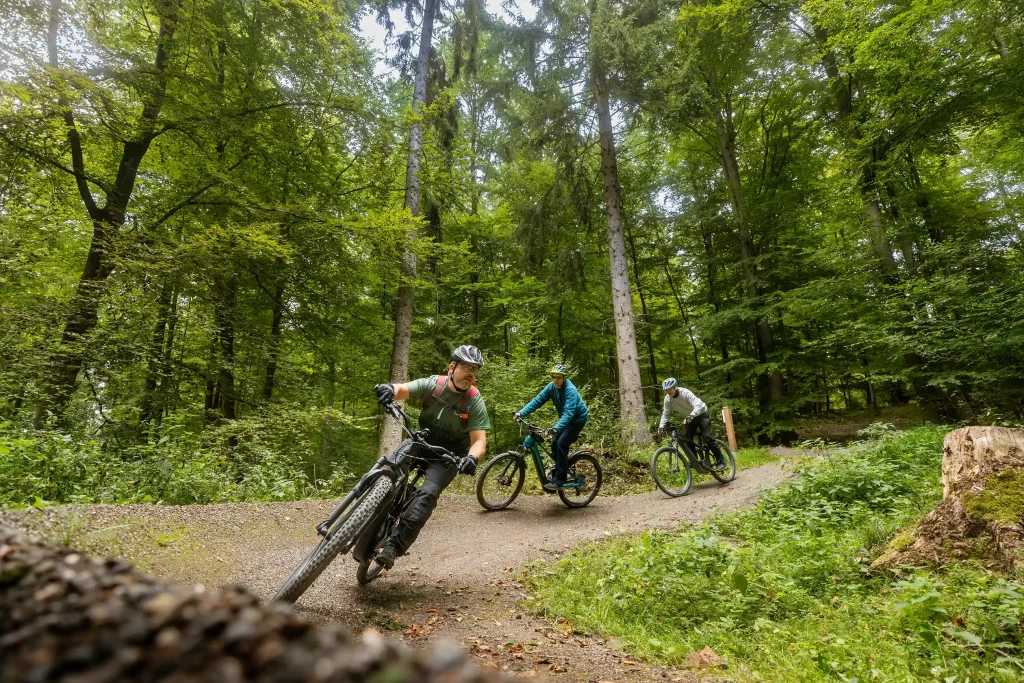 Zwei Fahrradfahrer legen sich in eine enge Kurve, während sie den Green Trail hinabfahren. ©David Heise