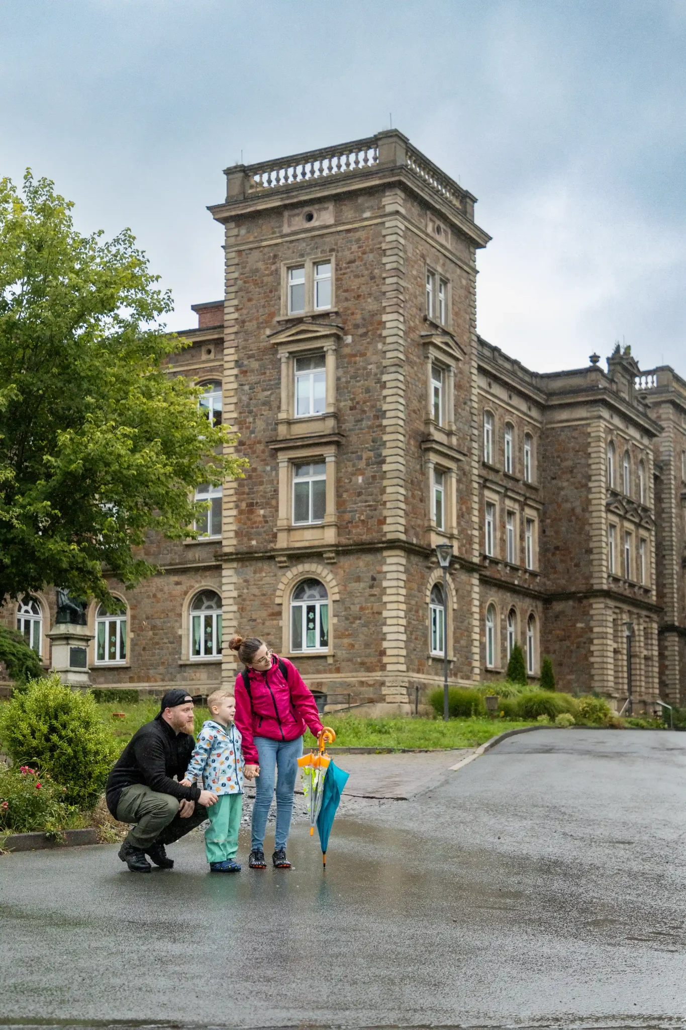 Wanderer starten ihre Tour durch Haina, vorbei an beeindruckender historischer Architektur. ©David Heise